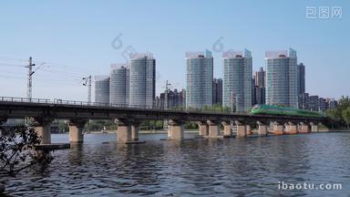 京杭大运河行驶的高铁和谐号高架